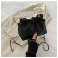 Bolso saco plisado negro minimalista con cadena plateada y decoración de bola metálica - Negro