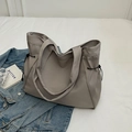 Grote grijze nylon shopper met trekkoorddetails gepresenteerd op wit beddengoed - Lichtgrijs