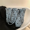 Bolso tote de pana azul claro con diseño de rombos y detalle de lazo negro - Azul