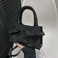 Elegante bolso bandolera negro con detalles de tres lazos y textura vintage - Negro