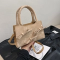 Elegante bolso de mano color albaricoque con tres lazos decorativos y correa ajustable - Caqui