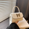 Weiße Handtasche aus Lackleder mit silberner Metallschleife und strukturiertem Griff - Weiß