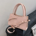 Bolso bandolera rosa con lazos decorativos y correa ajustable en forma trapecio - Rosa