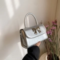 Silberne Metallic-Handtasche mit Schleife und strukturiertem Griff für Damen - Silber