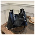 Bolso tote vintage de cuero sintético negro con cadena plateada y logo dorado fino - Negro