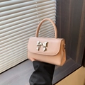 Glänzende Handtasche in Rosa mit Lackleder-Finish und markanter Metall-Schleife - Rosa