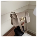 Detalle del bolso de hombro beige con hebilla metálica dorada en forma de T elegante - Caqui