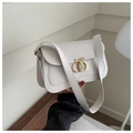 Primer plano detallado del bolso de hombro crema con elegante cierre metálico dorado - Blanco