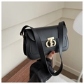 Primer plano de bolso de hombro en cuero mate negro con elegante cierre en T dorado - Negro