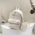 Schicker gesteppter Damenrucksack in Creme mit passendem rundem Münzetui-Anhänger - Weiß