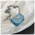Detail der hellblauen Satteltasche mit Metallic-Finish und weißem Schmetterlings-Dekor - Blau