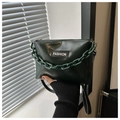 Detail der dunkelgrünen Handtasche mit Kettengurt und FASHION-Aufnäher - Grün