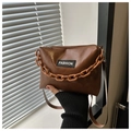 Detailaufnahme der braunen PU-Ledertasche mit schwarzem FASHION-Logo und Kettenelement - Braun