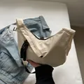 Sac à bandoulière croissant blanc crème en nylon avec tirettes de fermeture tressées noires - Blanc Cassé