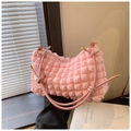 Détail du sac rose à texture bulles avec pendentif fleur et finitions dorées chic - Rose