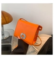 Borsa a tracolla quadrata arancione brillante in pelle liscia con fibbia di strass - Arancione
