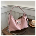 Rosa Hobo-Tasche aus mattem Leder mit silberner Schleifenschnalle und Kettenelement - Rosa