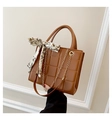 Détail du sac bandoulière marron caramel à carreaux avec foulard en soie et chaîne dorée - Brun Foncé