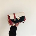 Sac baguette minimaliste bicolore avec texture crocodile et bandoulière chaîne dorée - Rouge