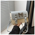 Bolso bandolera en azul y beige con lazo plateado y correas dobles decorativas - Blanco con Azul