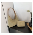 Gros plan sur le sac fourre-tout tissé beige avec pochette sur une surface sombre - Kaki