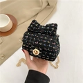 Mini borsa a tracolla in tweed nero con fiocco e catena dorata tenuta dal modello - Nero