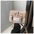 Détail du sac bandoulière rose et argent avec nœud métallique et boucles décoratives - Rose et Argent