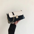 Sac baguette chic noir et beige avec rabat à texture crocodile et chaîne dorée - Noir
