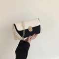 Sac baguette contrasté noir et blanc avec chaîne dorée et texture crocodile - Blanc