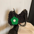 Sac à bandoulière plissé noir avec pendentif fleur verte et anneaux en métal doré - Noir