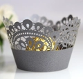 Dettaglio del bordo per cupcake tagliato al laser in grigio scuro con elegante pizzo vuoto - Carbone d'Argento