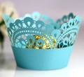 Dettaglio del motivo in pizzo tagliato al laser su questo involucro per cupcake blu - Blu Tiffany