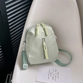Bolso bandolera de nailon verde menta con cremalleras tejidas y correa ajustable - Verde