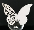 Gros plan de la carte de verre papillon blanc découpée au laser pour les mariages - Blanc