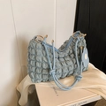 Sac hobo bleu clair plissé avec bandoulière à nœud et pendentif fleur de style - Bleu