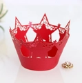 Dettaglio del bordo per cupcake rosso tagliato al laser con motivi di corona e stelle - Rosso Perlato