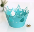 Pirottini per cupcake ciano tagliati al laser con motivi a stella e corona su base - Blu Tiffany
