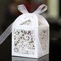 Elegante weiße lasergeschnittene Hochzeitsbox mit Blumenmuster und weißem Organzaband - Weiß