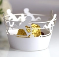 Weiße lasergeschnittene Cupcake-Förmchen mit Kindersilhouetten für Feiern - Weiß