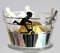 Laserschnitt-Cupcake-Förmchen in Silber mit Silhouetten von spielenden Kindern - Reflektierendes Silber