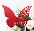 Detail der roten Schmetterlings-Platzkarte mit Laser-Cut-Spitze am Glasrand - Perlrot