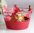 Rote lasergeschnittene Cupcake-Förmchen mit spielenden Kindersilhouetten für Partys - Perlrot
