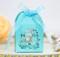 Dettaglio della scatola regalo celeste tagliata al laser con motivi floreali e fiocco - Blu Tiffany