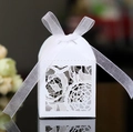 Scatola per caramelle con intaglio a rosa e nastro in organza per feste eleganti - Bianco