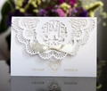 Elegante cremefarbene Hochzeitseinladung mit Laserschnitt, Seidenschleife und Perleffekt - Weiß