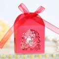 Detailliertes lasergeschnittenes Blumenmuster auf roter Geschenkbox mit Schleife - Perlrot