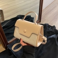Piccola borsa quadrata intrecciata beige con manico liscio e tracolla regolabile - Cachi