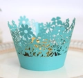 Dettaglio del pirottino per cupcake turchese tagliato al laser con decoro floreale - 5*5*8 / Blu Tiffany