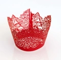 Dettaglio pirottini per cupcake rossi tagliati al laser con motivi di fiori e viti - Rosso Perlato