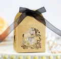 Dettaglio scatola regalo in carta kraft con motivi floreali traforati e nastro in raso nero - Carta kraft